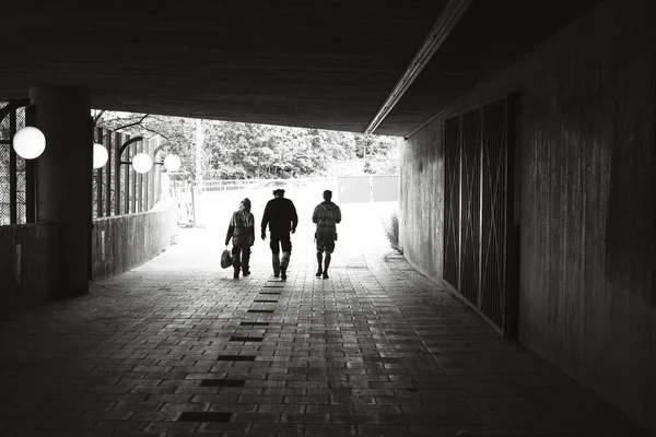 Silhouettes Travailleurs Construction Méconnaissables Marchant Dans Tunnel — Photo