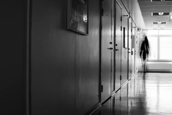 Terk Edilmiş Bir Hastane Koridorunda Hareket Halinde Olan Tanınmayan Kişi — Stok fotoğraf