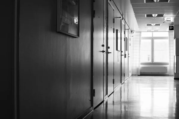Boş Hastane Koridoru Siyah Beyaz Bir Pencereden Parlak Bir Işık — Stok fotoğraf