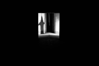 Eski terk edilmiş silonun duvarında ürkütücü bir gölge var.