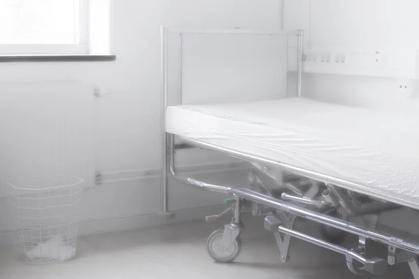 Kreatives Bild Eines Leeren Krankenhausbettes Mit Sanftem Licht Aus Dem — Stockfoto