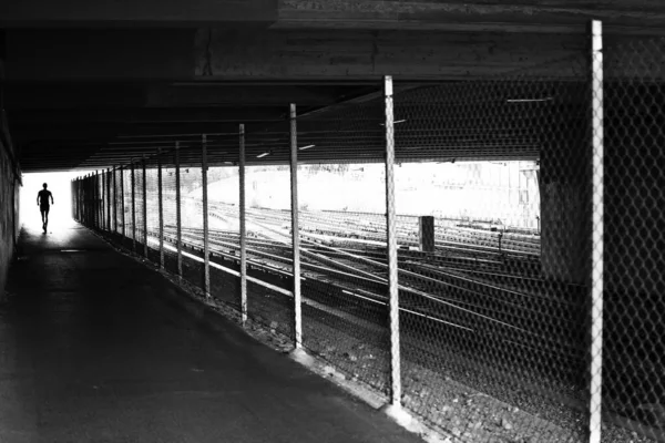 Silhouette Personne Traversant Tunnel Côté Une Voie Ferrée Noir Blanc — Photo