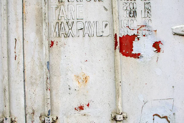 Yıpranmış Eski Konteynırın Beyaza Boyanmış Mesajlaşmış Hali — Stok fotoğraf