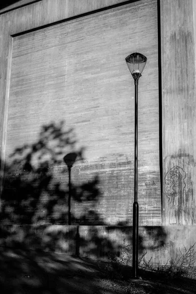 Old Lamp Post Concrete Wall Heavy Shadows — Stock Photo, Image