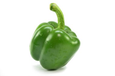 Beyaz arka planda yeşil dolma biber