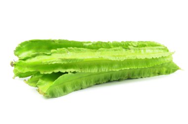 Yeşil kanatlı beyaz zemin üzerine izole fasulye