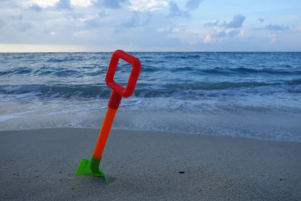 Zabawki Plaży Piasku Pobliżu Wody — Zdjęcie stockowe