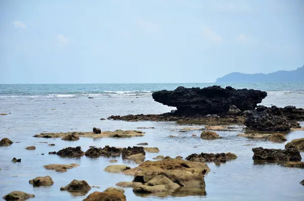 热带岛屿岩石海滩景观 — 图库照片