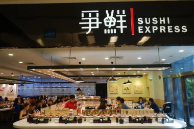 Singapur-Haziran 17, 2018: İç in hızlı suşi dükkanı Singapur. Sushi Express 1996 yılında Tayvan'da kuruldu