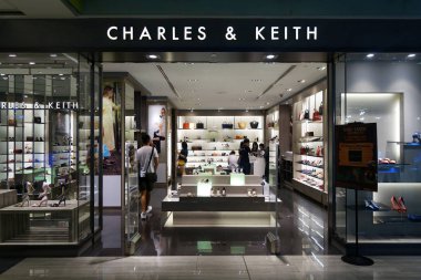 Singapur-Haziran 17, 2018: Charles ve Keith Marina Square, Singapur çıkış saklayın. Bu dükkan Charles ve Keith Wong Kardeşler tarafından kuruldu.