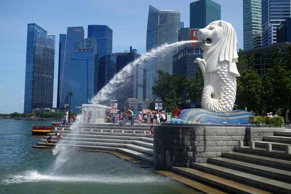 Singapore Juni 2018 Merlion Standbeeld Fontein Merlion Park Singapore Skyline — Stockfoto