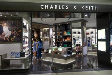 Singapur-Haziran 17, 2018: Charles ve Keith Marina Square, Singapur çıkış saklayın. Bu dükkan Charles ve Keith Wong Kardeşler tarafından kuruldu.