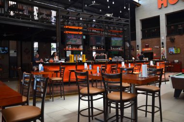 Pattaya, Tayland-20 Haziran, 2018: Görünüm iç Hooters restoranı Pattaya Tayland
