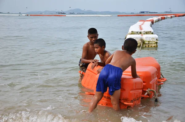 Pattaya, Tayland-20 Haziran, 2018: Pattaya körfezinin denizde oynayan yerel çocuklar. öğleden sonra