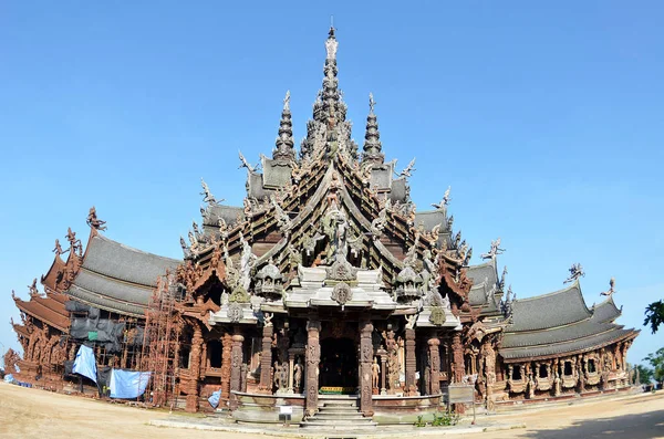 Pattaya, Tayland-20 Haziran, 2018: Pattaya, Tayland için gerçeğin Sanctuary görünümünü. Bir all-ahşap heykeller ile dolu bina mabettir.