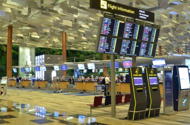 Singapur-Mayıs 18, 2018: Changi Havaalanı kalkış kurulu. Changi Havalimanı'na bir Asya'nın en büyük ulaşım merkezleri ve 100'den fazla havayolu hizmet vermektedir