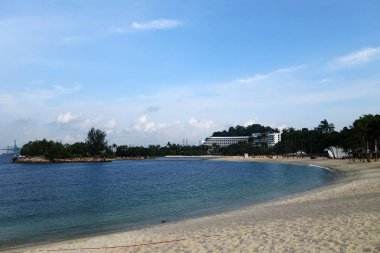Singapur-Haziran 17, 2018: Kıyı ile Sentosa Island Resort Singapur Siloso Beach. Yapay bir plaj olduğunu