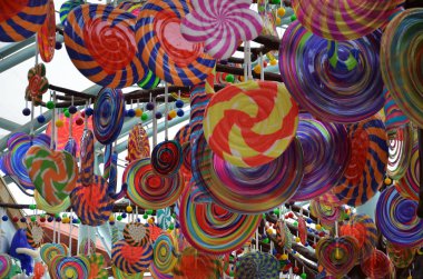 Singapur -23 Haziran 2018:: renkli şeker model ağacı modeli Resorts dünya Sentosa mağazasında Candylicious asılı. Candylicious dünyanın en büyük şeker dükkanı Singapur'da geliştirilen uluslararası bir kavram olduğunu