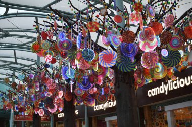 Singapur -23 Haziran 2018:: renkli şeker model ağacı modeli Resorts dünya Sentosa mağazasında Candylicious asılı. Candylicious dünyanın en büyük şeker dükkanı Singapur'da geliştirilen uluslararası bir kavram olduğunu