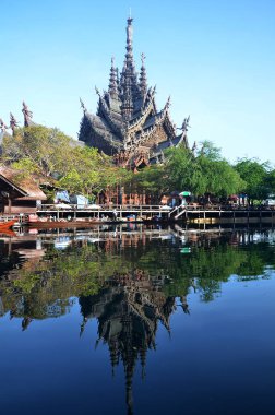 Pattaya, Tayland-20 Haziran, 2018: Pattaya, Tayland için gerçeğin Sanctuary görünümünü. Bir all-ahşap heykeller ile dolu bina mabettir.
