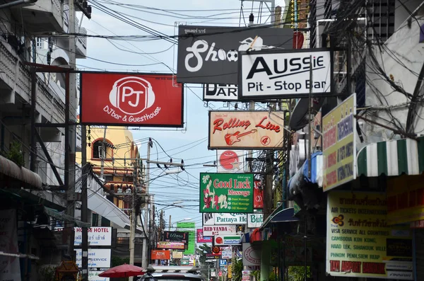 Pattaya Tailandia Jun 2018 Carteles Bares Tiendas Calle Peatonal Ciudad — Foto de Stock