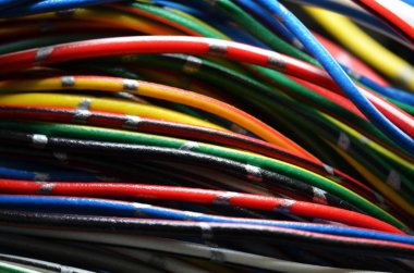 Farklı renkteki elektrik telleri demet