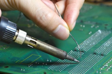 Yükleme ve elektronik bileşenleri kullanarak bir havya lehimleme