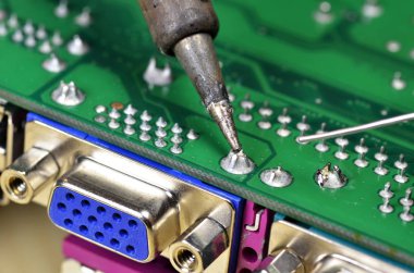 Yükleme ve elektronik bileşenleri kullanarak bir havya lehimleme