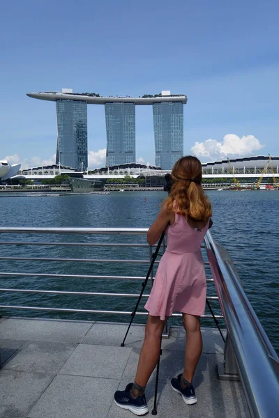 Singapur-Haziran 17, 2018: Turist ziyaret Marina Bay Sands Singapur Singapur ikonik yerlerinden olan gün,.