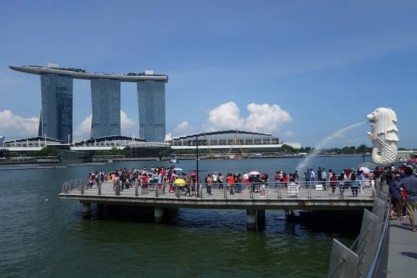 Singapore Juni 2018 Unidentified Toeristische Groepsbezoek Singapore Landmark Merlion Marina — Stockfoto