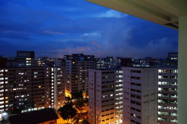 Singapur-Haziran 27, 2018: alacakaranlık sabah sırasında apartmanın Singapur City konut.