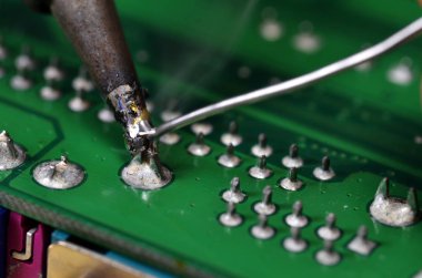 Yükleme ve elektronik bileşenleri kullanarak bir havya lehimleme