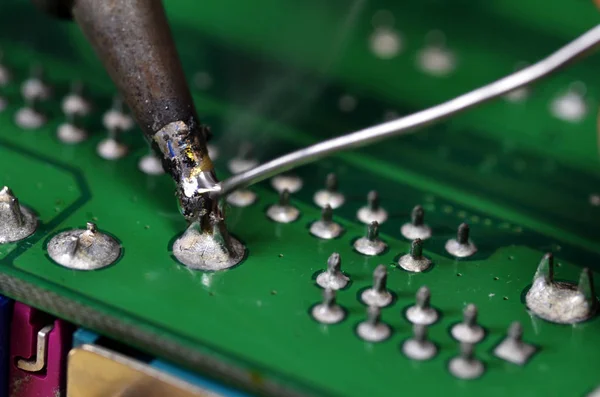 Installation and soldering of electronic components using a soldering iron