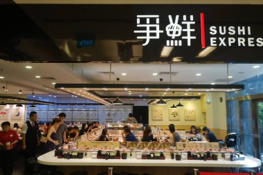 Singapur-Haziran 17, 2018: İç in hızlı suşi dükkanı Singapur. Sushi Express 1996 yılında Tayvan'da kuruldu