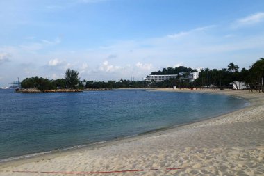 Singapur-Haziran 17, 2018: Kıyı ile Sentosa Island Resort Singapur Siloso Beach. Yapay bir plaj olduğunu