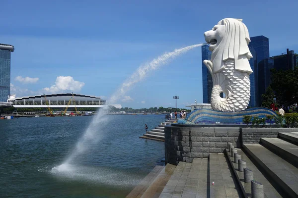 Singapur Junio 2018 Fuente Estatua Merlion Merlion Park Horizonte Ciudad —  Fotos de Stock
