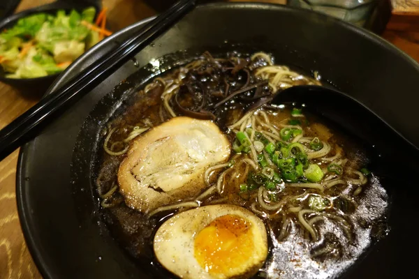 Geleneksel Japon ramen eti ve yumurta çorba