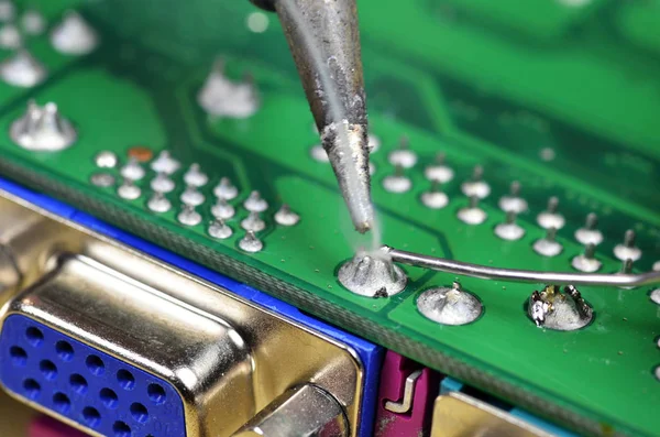 Installation and soldering of electronic components using a soldering iron