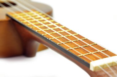 Beyaz arka plan üzerinde izole kahverengi ukulele gitar