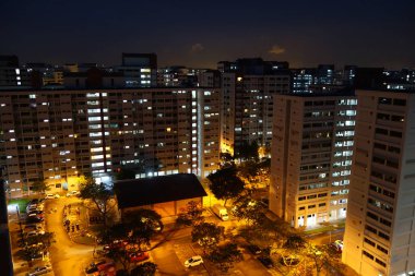 Singapur toplu konut Hdb daire. Geceleri manzara 