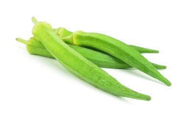 Beyaz bir arka plan üzerinde izole yeşil bamya