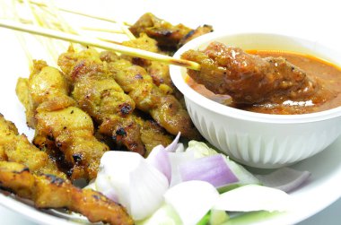 Tavuk satay fıstık soslu beyaz arka plan üzerinde izole Malay yemekleri