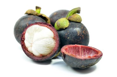 Mangosteens, beyaz arka plan üzerinde izole meyve kraliçesi