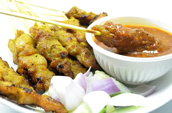 Kyckling Satay Med Jordnötssås Malajiska Rätter Isolerad Vit Bakgrund — Stockfoto