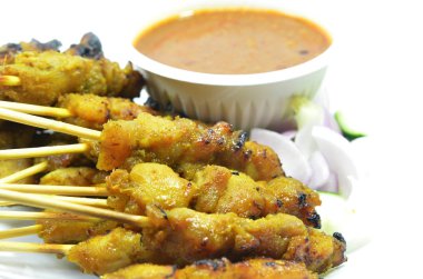 Tavuk satay fıstık soslu beyaz arka plan üzerinde izole Malay yemekleri