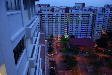 Singapur toplu konut Hdb daire. Geceleri manzara