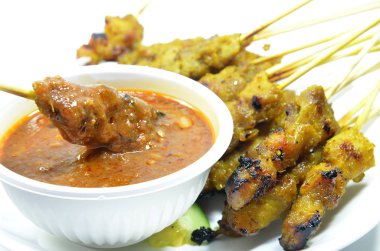 Tavuk satay fıstık soslu beyaz arka plan üzerinde izole Malay yemekleri