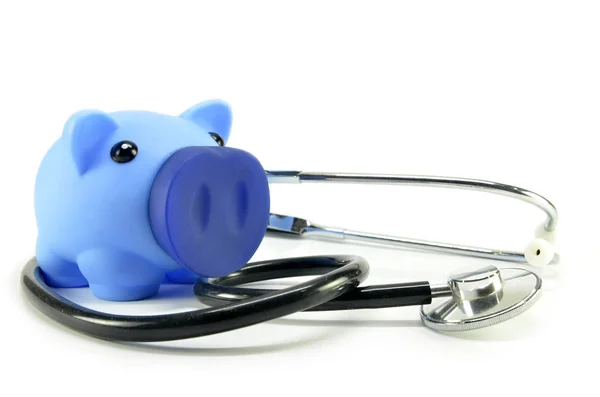 听诊器和储钱罐显示医疗或金融概念 — 图库照片