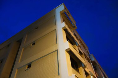 Singapur-16 Temmuz 2018: Singapur toplu konut Hdb daireler. Geceleri manzara