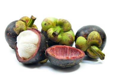 Mangosteens, beyaz arka plan üzerinde izole meyve kraliçesi